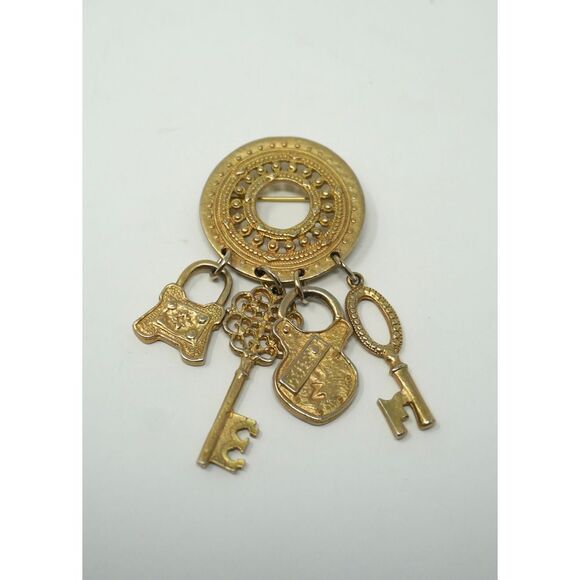 Vintage Casual Corner Round Medallion Lock and Key Charm Dangle Brooch - Picture 2 of 5